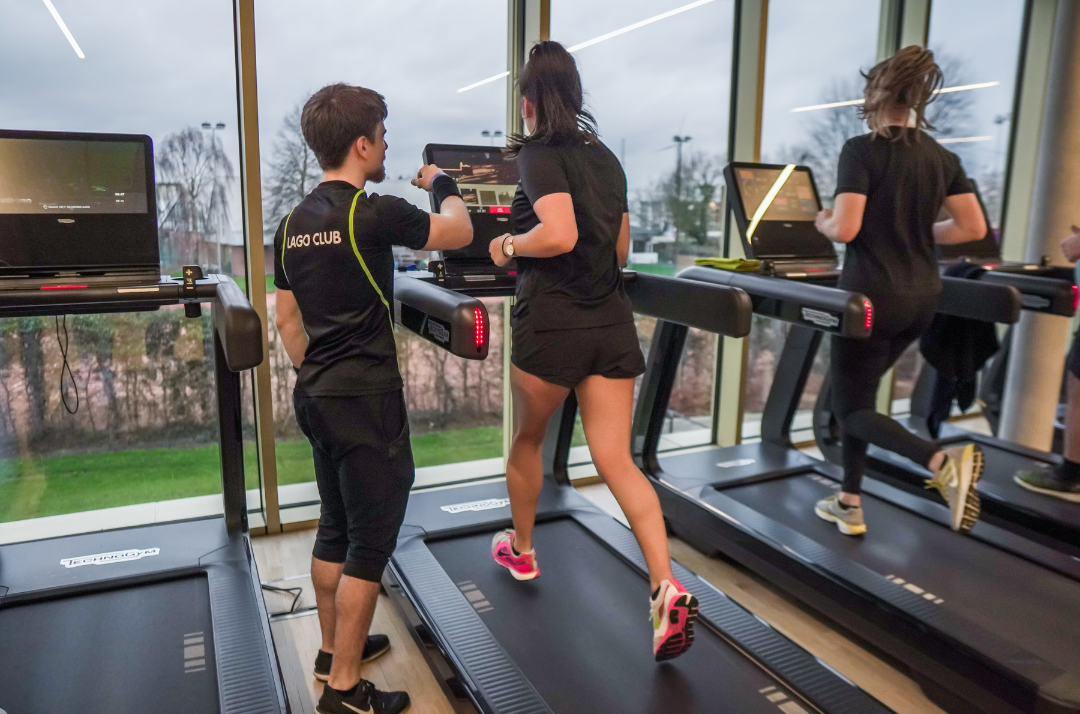 fitness begeleider loopband vrouw