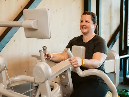 LAGO CLUB Boutique Brugge BIOCIRCUIT lachende dame op toestel2