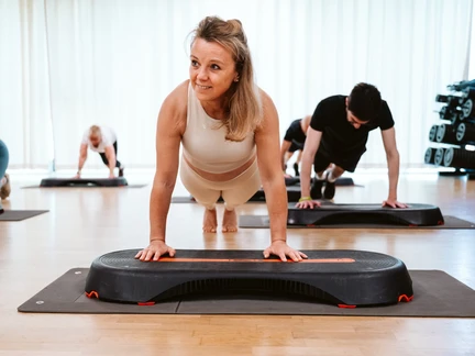 LAGO CLUB Zwevegem vrouw aan step groepsles