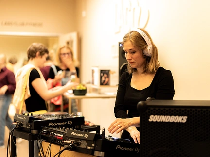 dj zorgt voor sfeer tijdens openingsevent LAGO CLUB Boutique fitness Brugge