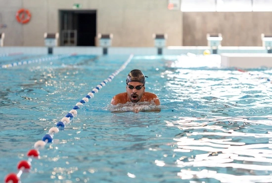 LAGO CLUB Sint-Truiden zwemmende man