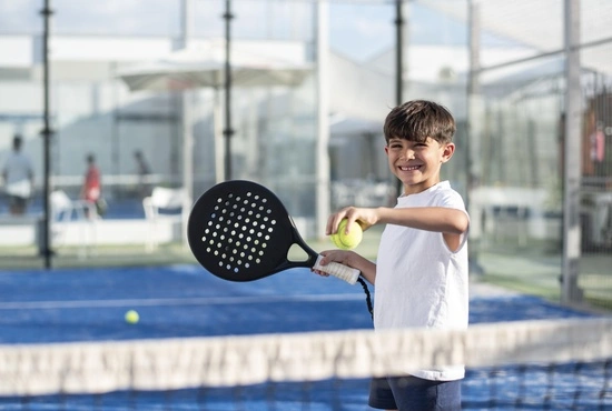 LAGO Beveren kind met padel racket