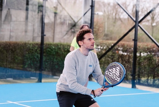LAGO Beveren man op padelterrein