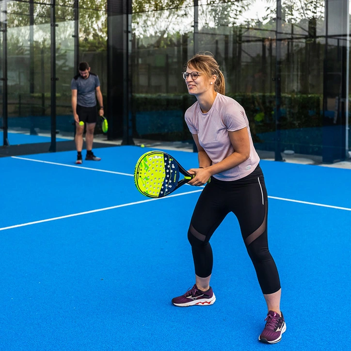 LAGO Beveren vrouw speelt padel