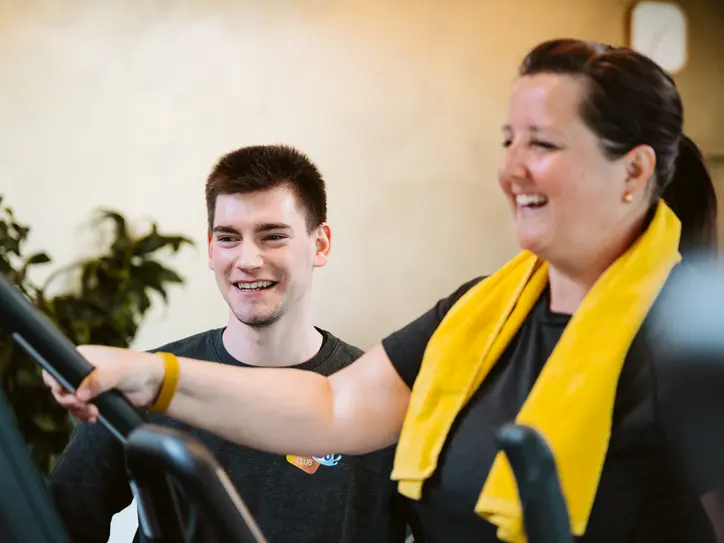 LAGO CLUB Boutique Brugge fitnesslid met coach lachend