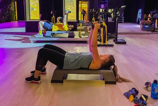 Deelnemers aan groepsles Functionele training in de fitnesszaal van LAGO CLUB Grimbergen.