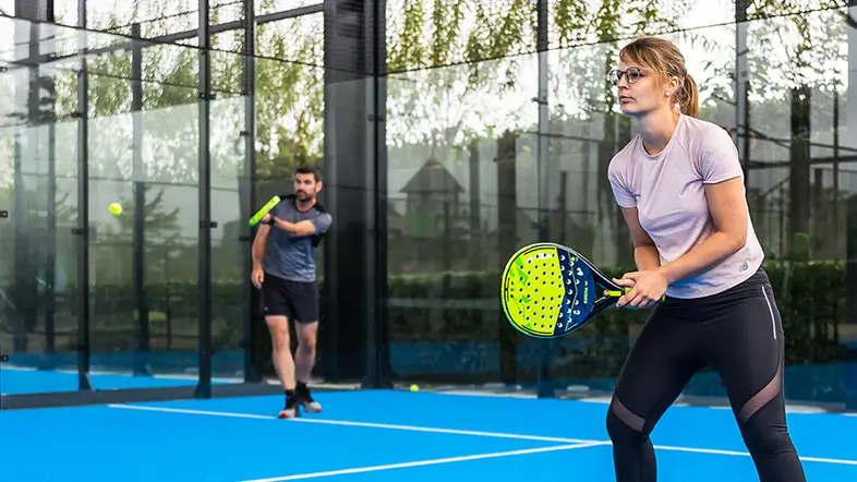 Man en vrouw spelen samen padel in LAGO CLUB.